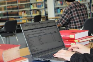 Lesesaal Notebook Hände