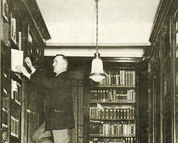 Heinrich Weekein der Bibliothek des Alten Verbands